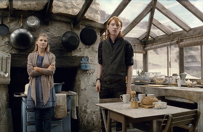 Harry Potter a Dary smrti - 2. - Z filmu - Clémence Poésy, Domhnall Gleeson
