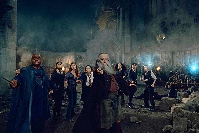 Harry Potter 7: Harry Potter und die Heiligtümer des Todes 2 - Filmfotos - George Harris, Afshan Azad, Bonnie Wright, Georgina Leonidas, Ciarán Hinds, Anna Shaffer, Isabella Laughland, Devon Murray