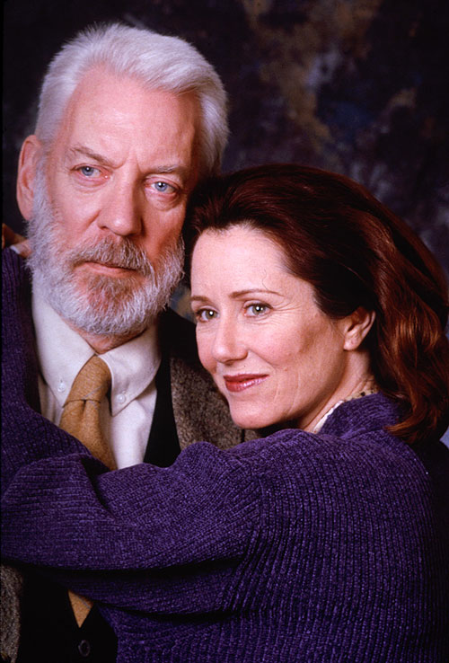 Behind the Mask - Filmfotos - Donald Sutherland, Mary McDonnell