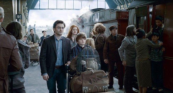 Harry Potter a Dary smrti - 2. - Z filmu - Daniel Radcliffe, Bonnie Wright, Arthur Bowen