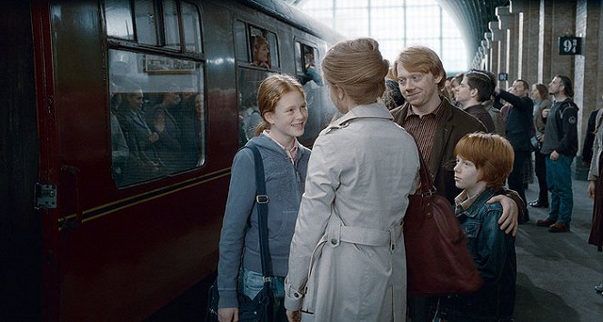 Harry Potter a Dary smrti - 2. - Z filmu - Helena Barlow, Rupert Grint, Ryan Turner