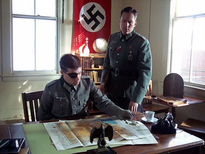 Čtyřicet dva atentátů na Hitlera - Z filmu
