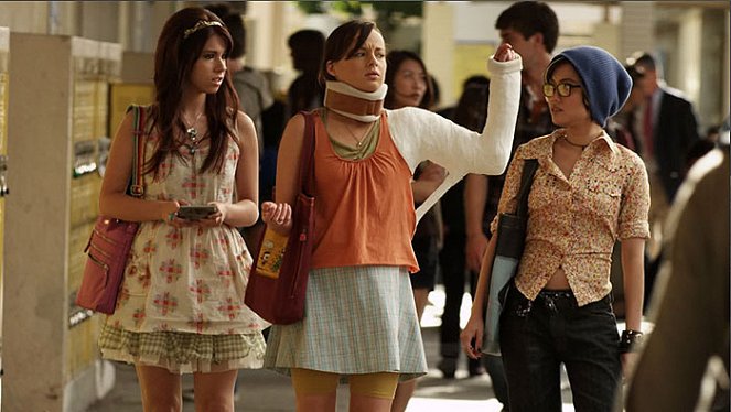 Awkward. - De la película - Jillian Rose Reed, Ashley Rickards