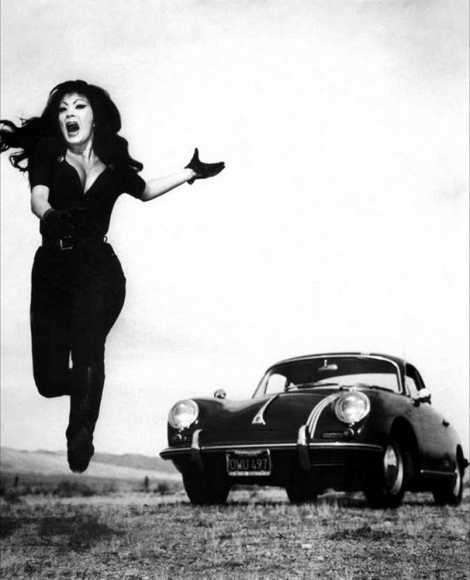 Szybciej, koteczku! Zabij! Zabij! - Z filmu - Tura Satana