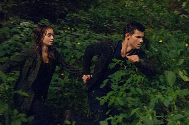 Abduction - Photos - Lily Collins, Taylor Lautner