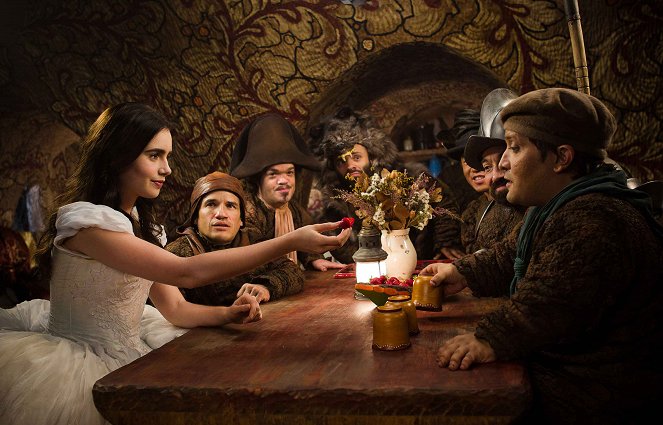 The Brothers Grimm: Snow White - Filmfotos - Lily Collins, Mark Povinelli, Jordan Prentice, Sebastian Saraceno, Joe Gnoffo
