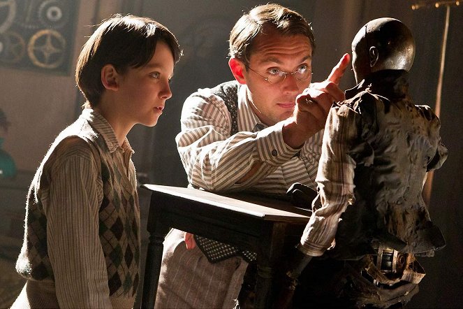 Hugo i jego wynalazek - Z filmu - Asa Butterfield, Jude Law