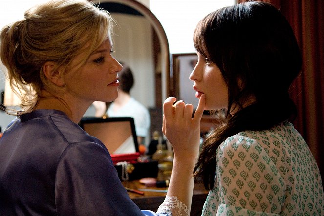 Presencias extrañas - De la película - Elizabeth Banks, Emily Browning