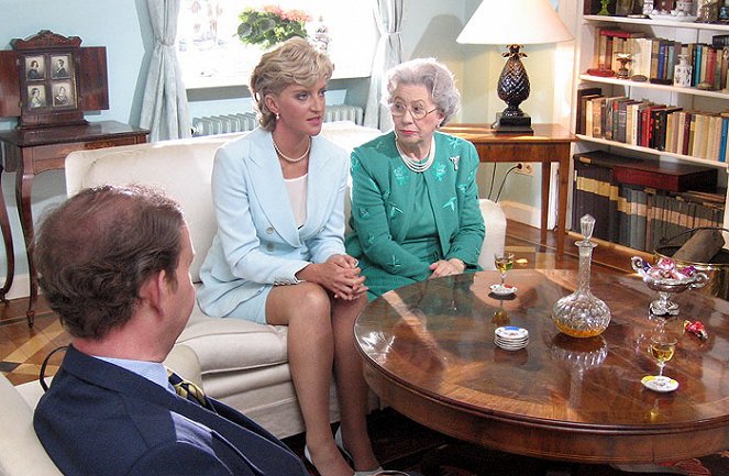Diana vs The Queen - Photos