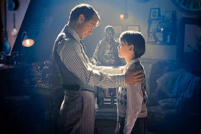 Hugo i jego wynalazek - Z filmu - Jude Law, Asa Butterfield