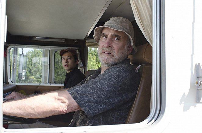 The Walking Dead - Season 2 - What Lies Ahead - Photos - Steven Yeun, Jeffrey DeMunn