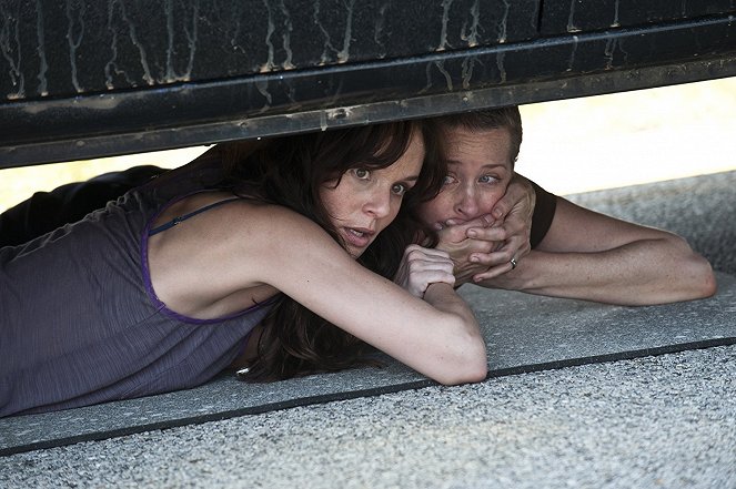 The Walking Dead - Season 2 - What Lies Ahead - Photos - Sarah Wayne Callies, Melissa McBride