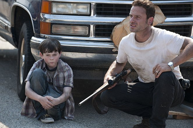 The Walking Dead - Season 2 - What Lies Ahead - Photos - Chandler Riggs, Andrew Lincoln