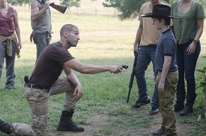 The Walking Dead - Pretty Much Dead Already - Photos - Jon Bernthal, Chandler Riggs