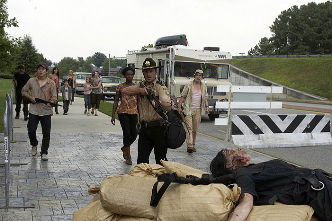 The Walking Dead - Wildfire - Photos - Steven Yeun, Jeryl Prescott, Andrew Lincoln, Jeffrey DeMunn
