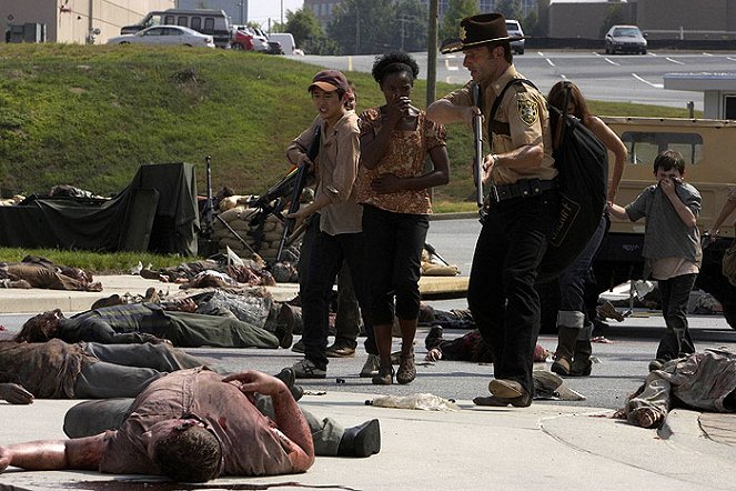 The Walking Dead - Wildfire - Van film - Steven Yeun, Jeryl Prescott, Andrew Lincoln, Chandler Riggs