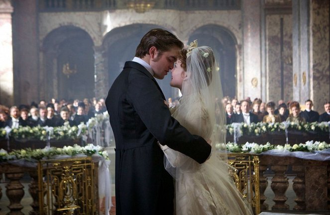 Miláček - Z filmu - Robert Pattinson, Holliday Grainger