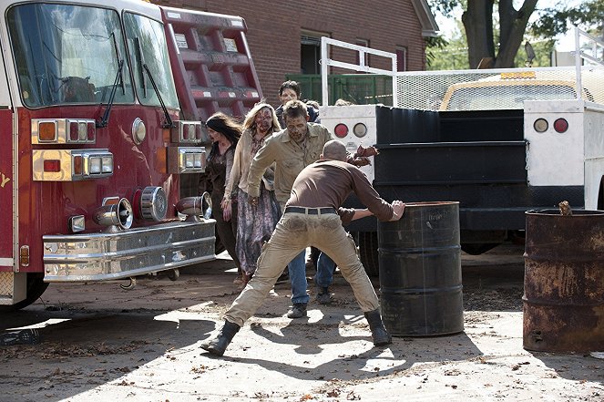 The Walking Dead - 18 Miles Out - Photos