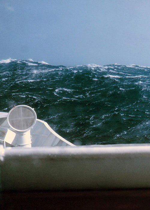 Rogue Waves: The Sinking of Poseidon - Van film
