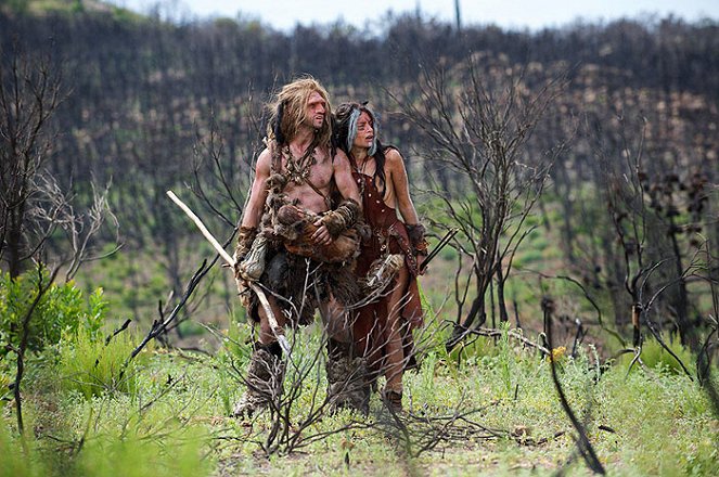 AO Ostatni Neandertalczyk - Z filmu - Simon Paul Sutton, Aruna Shields