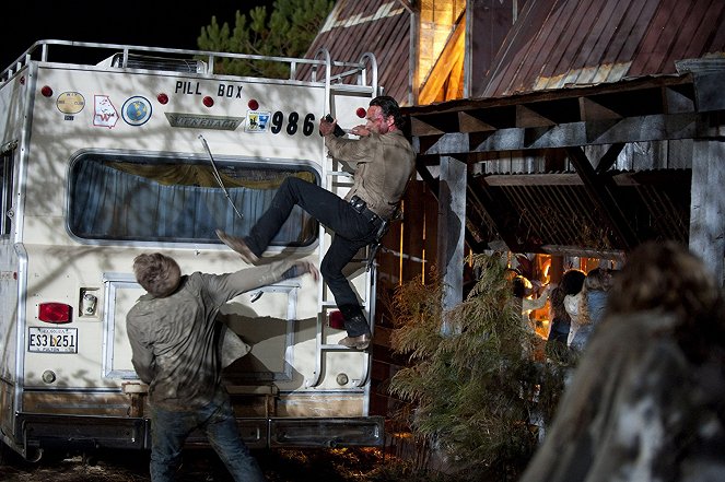 The Walking Dead - A pislákoló tűz mellett - Filmfotók - Andrew Lincoln