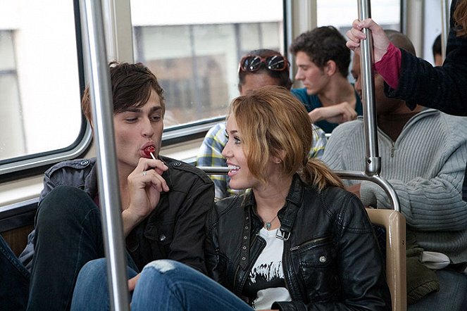 LOL - De la película - Douglas Booth, Miley Cyrus