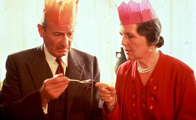 Agatha Christie: Poirot - Season 3 - The Theft of the Royal Ruby - Photos - Frederick Trevers, Stephanie Cole