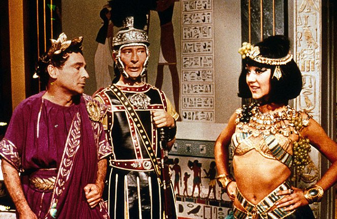 Ist ja irre - Cäsar liebt Kleopatra - Filmfotos - Kenneth Connor, Kenneth Williams, Amanda Barrie