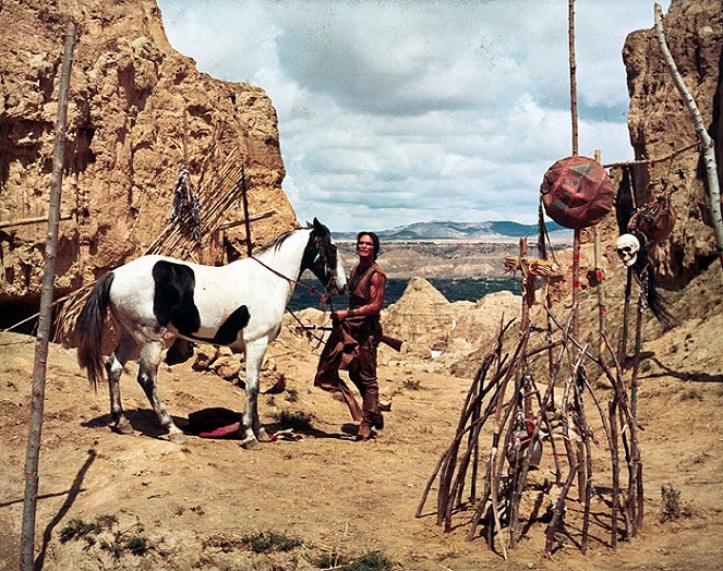 Navajo Joe - Filmfotók - Burt Reynolds