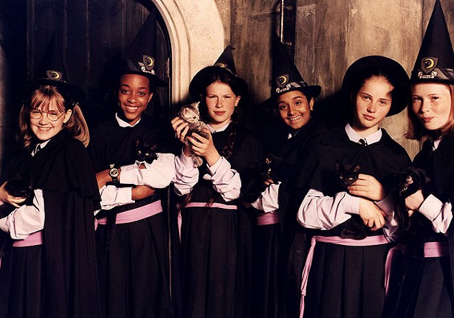 Čarodějnice školou povinné - Z filmu - Emma Brown, Joanna Dyce, Georgina Sherrington, Harshna Brahmbhatt, Holly Rivers