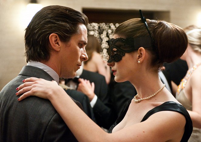 Mroczny Rycerz powstaje - Z filmu - Christian Bale, Anne Hathaway