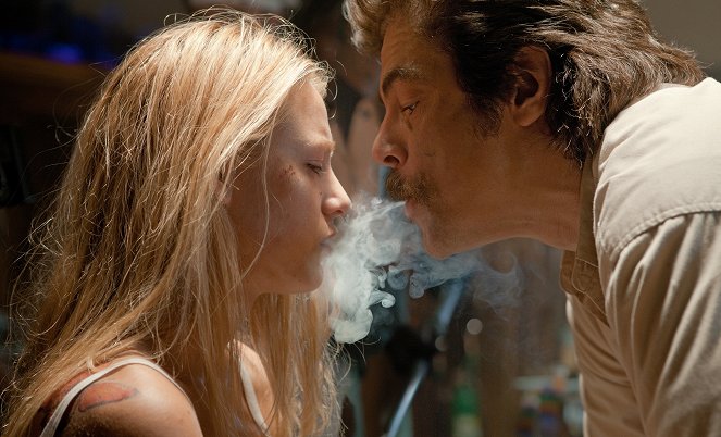 Savages: Ponad bezprawiem - Z filmu - Blake Lively, Benicio Del Toro