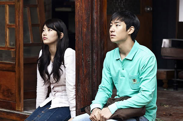 Geonchukhakgaeron - Z filmu - Suzy Bae, Je-hoon Lee