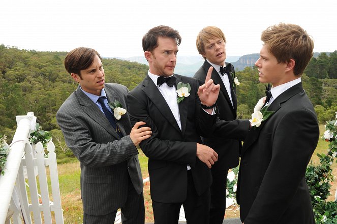 Una boda de muerte - De la película - Kevin Bishop, Tim Draxl, Kris Marshall, Xavier Samuel