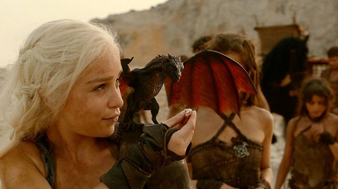 Game of Thrones - Season 2 - Le Nord se souvient - Film - Emilia Clarke