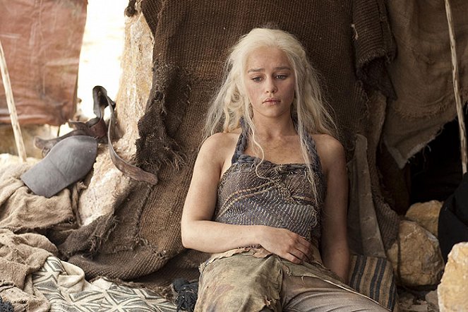 Game of Thrones - Season 2 - The Night Lands - Photos - Emilia Clarke