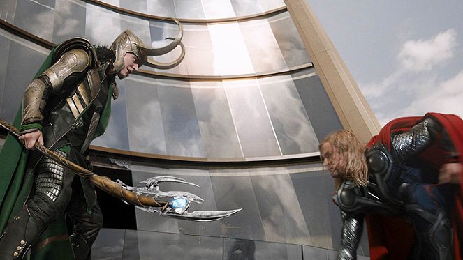 The Avengers - Photos - Tom Hiddleston, Chris Hemsworth