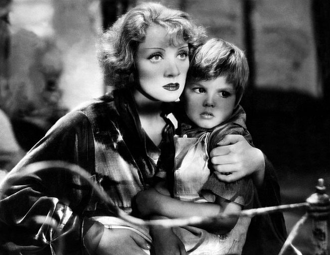 Szőke Vénusz - Filmfotók - Marlene Dietrich, Dickie Moore