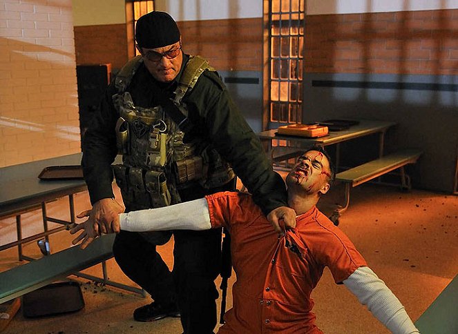 Szigorított őrizet - Filmfotók - Steven Seagal
