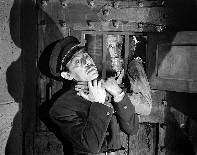 Frankensteins Haus - Filmfotos - Charles Wagenheim, Boris Karloff