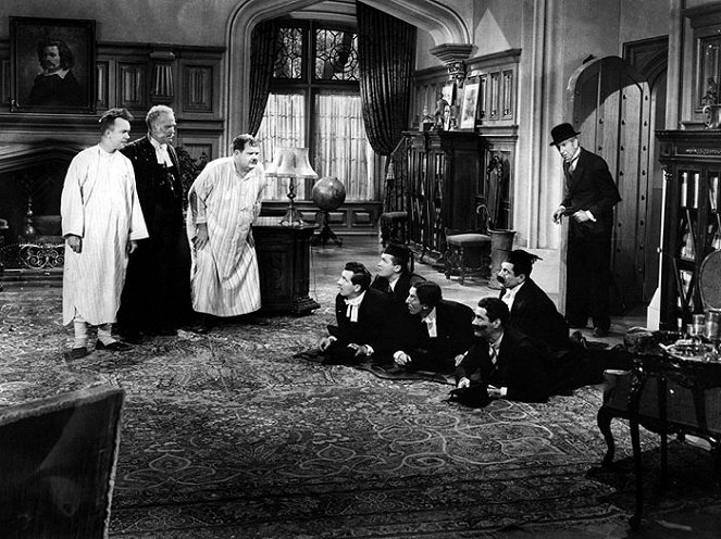 Laurel & Hardy - Wissen ist Macht - Filmfotos - Stan Laurel, Oliver Hardy, Peter Cushing