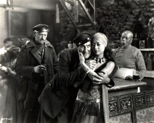 Across to Singapore - Filmfotos - Ernest Torrence, Anna May Wong