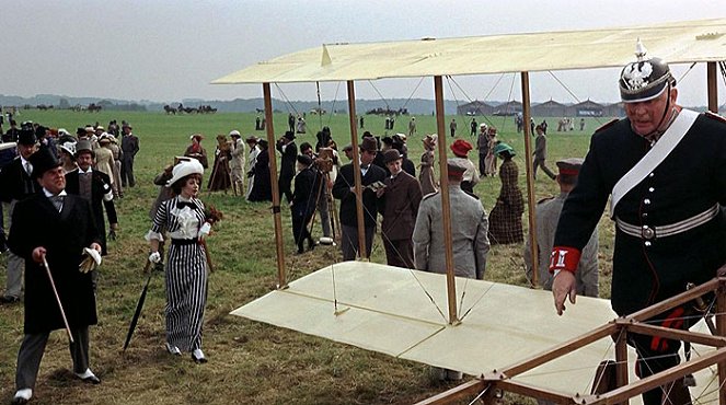 Nuo mainiot miehet lentävissä koneissaan - Kuvat elokuvasta - Robert Morley, Sarah Miles, Gert Fröbe