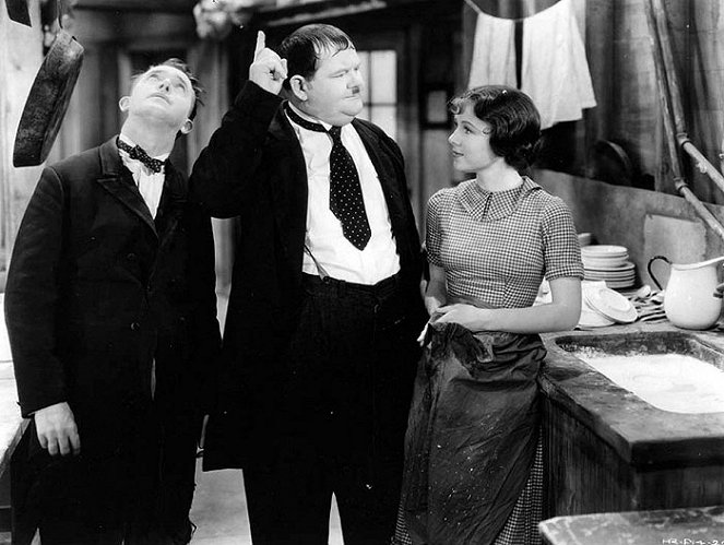 Vadnyugati őrjárat - Filmfotók - Stan Laurel, Oliver Hardy, Rosina Lawrence
