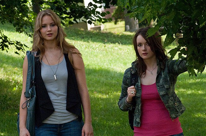 House at the End of the Street - Van film - Jennifer Lawrence, Allie MacDonald