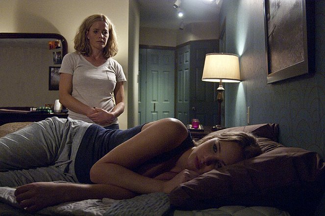 House at the End of the Street - Photos - Elisabeth Shue, Jennifer Lawrence