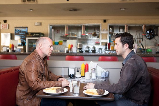 Looper: Nájemný zabiják - Z filmu - Bruce Willis, Joseph Gordon-Levitt