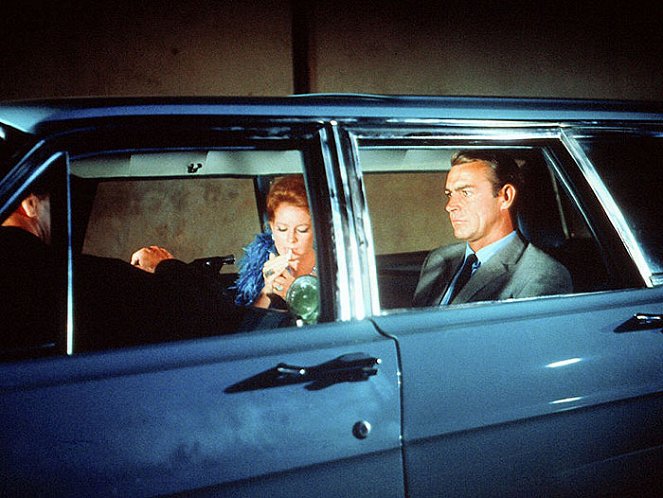 James Bond: Tűzgolyó - Filmfotók - Luciana Paluzzi, Sean Connery