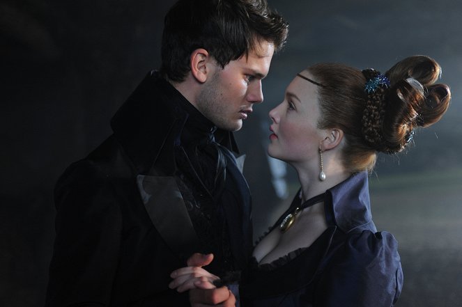 Great Expectations - Photos - Jeremy Irvine, Holliday Grainger