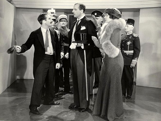 Kacsaleves - Filmfotók - Groucho Marx, Louis Calhern, Margaret Dumont